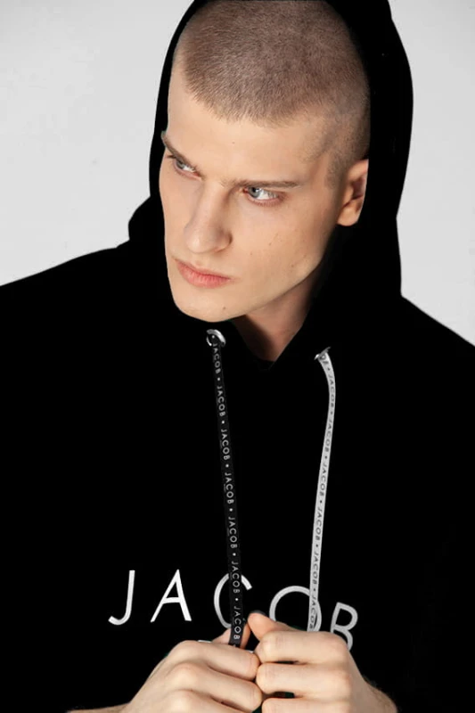 BLUZA HOODIE Z BIAŁYM LOGO 