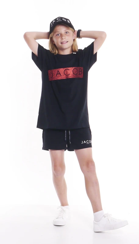 T-SHIRT DZIECIĘCY Z CZERWONĄ APLĄ